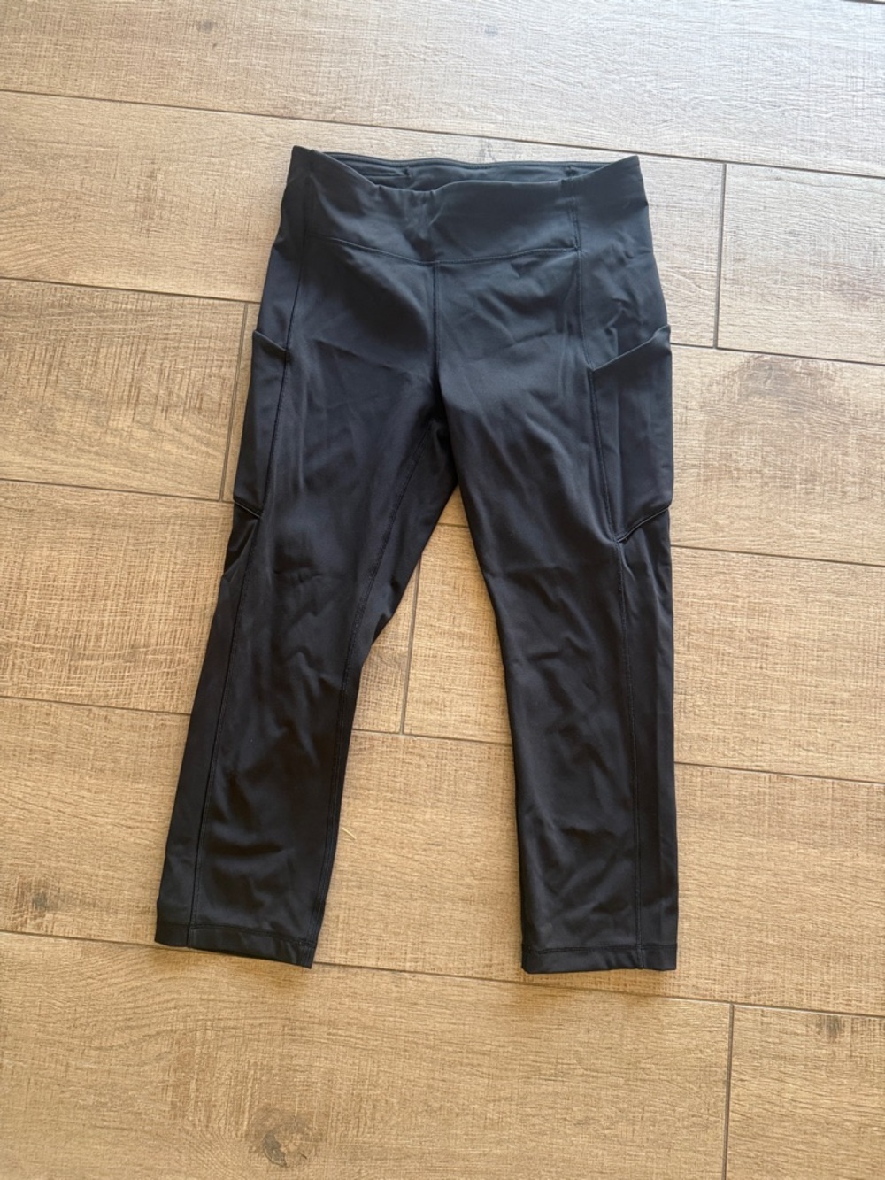 Lululemon Black Athletic crop Leggings with  side Pockets size 8 medium Like New
